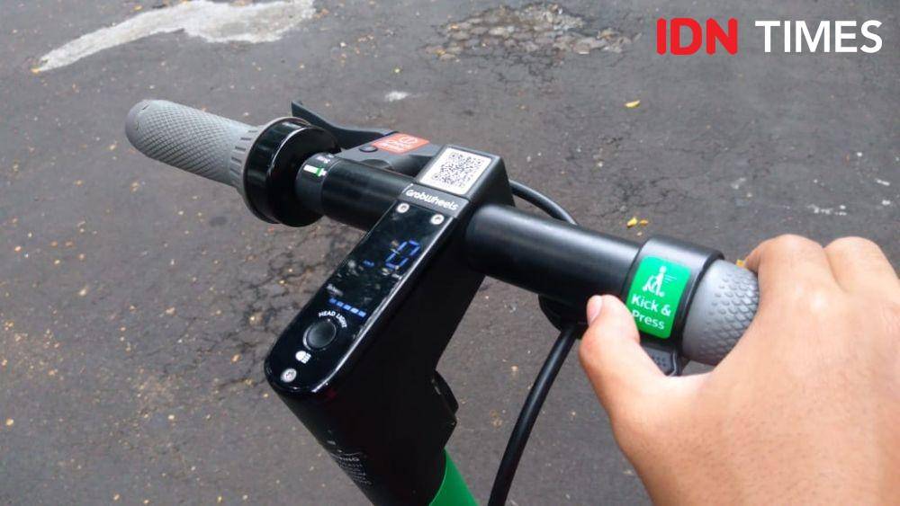 Otopet Listrik Grabwheels, Kebayoran Baru, Kamis (14/11). (IDN Times/Lia Hutasoit)