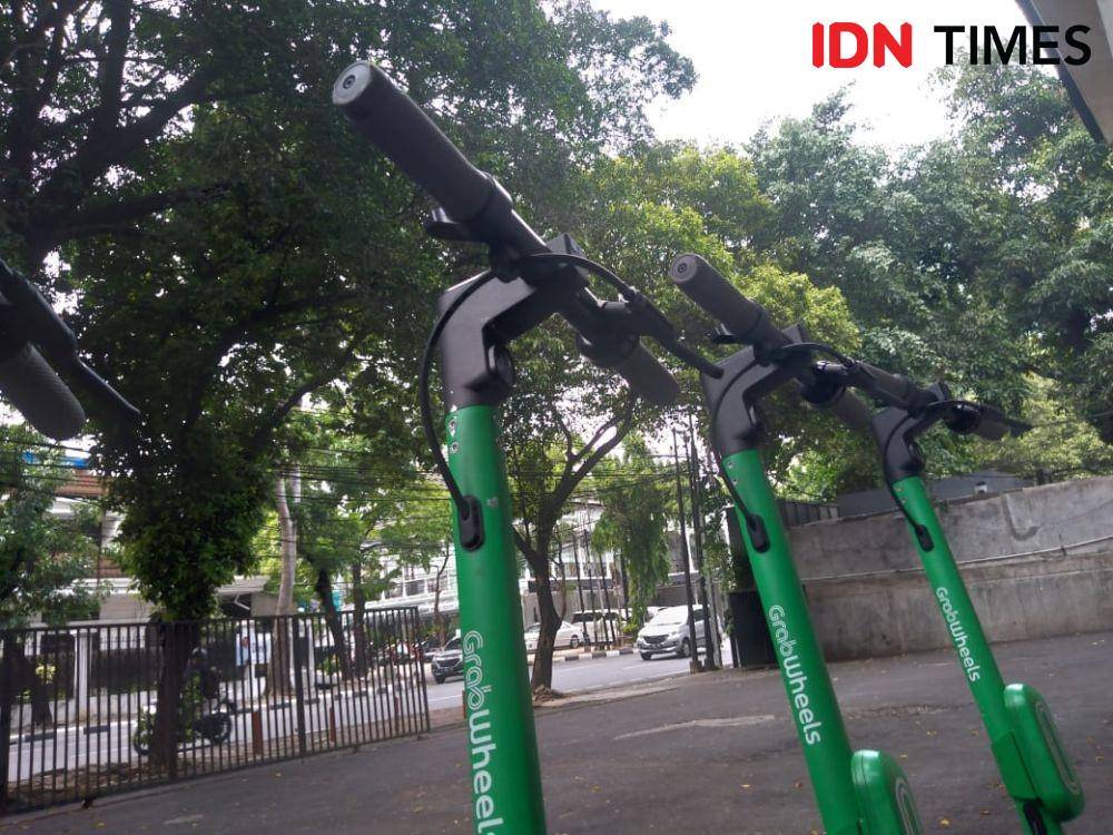 Skuter listrik Grabwheels yang terparkir di Kebayoran Baru, Jakarta Selatan, Kamis (14/11). (IDN Times/Lia Hutasoit)