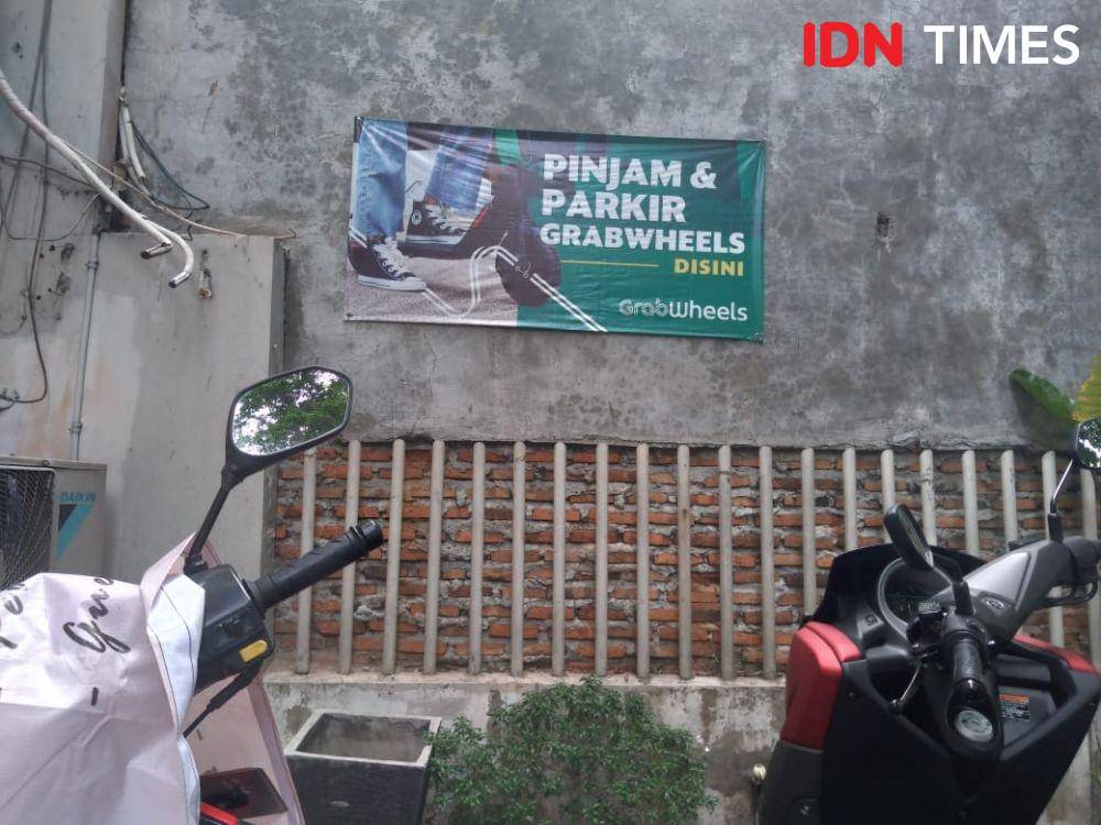 Stasiun parkir Grabwheels di Kebayoran Baru, Jakarta Selatan, Kamis (14/11). (IDN Times/Lia Hutasoit)