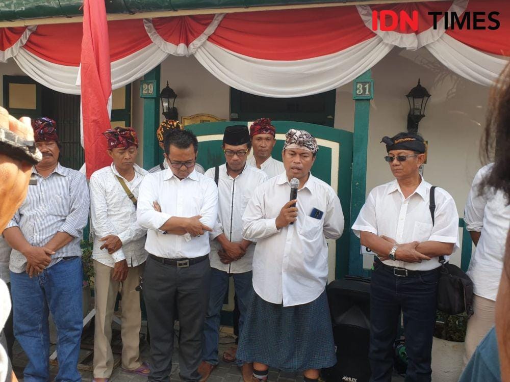 Seniman Taufik Hidayat alias Monyong saat memberikan orasi pada acara deklarasi bakal calon Wali Kota dan Wakil Wali Kota Surabaya. IDN Times/Vanny El Rahman