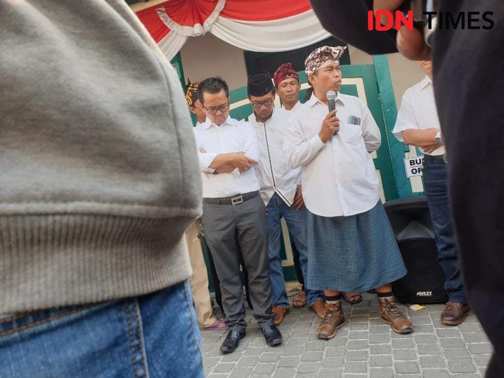 Pengacarah M Sholeh dan seniman Taufik Hidayat alias Monyong saat memberikan orasi pada acara deklarasi bakal calon Wali Kota dan Wakil Wali Kota Surabaya. IDN Times/Vanny El Rahman