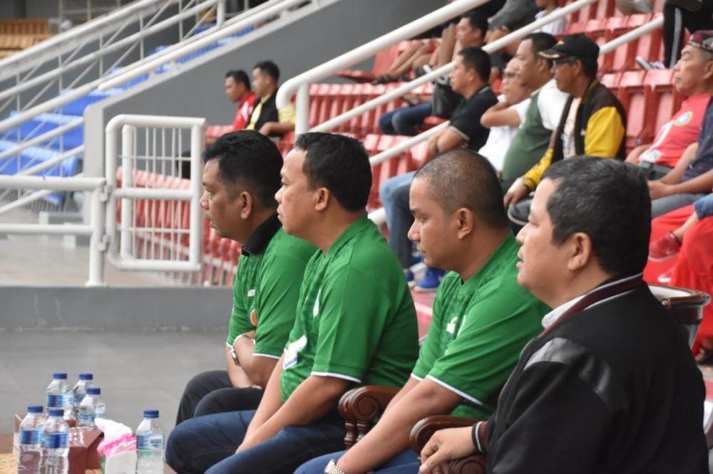 Bupati Tapteng Bakhtiar Ahmad Sibarani dan jajaran SKPD dukung laga PSMS di Palembang (Dok. IDN Times)
