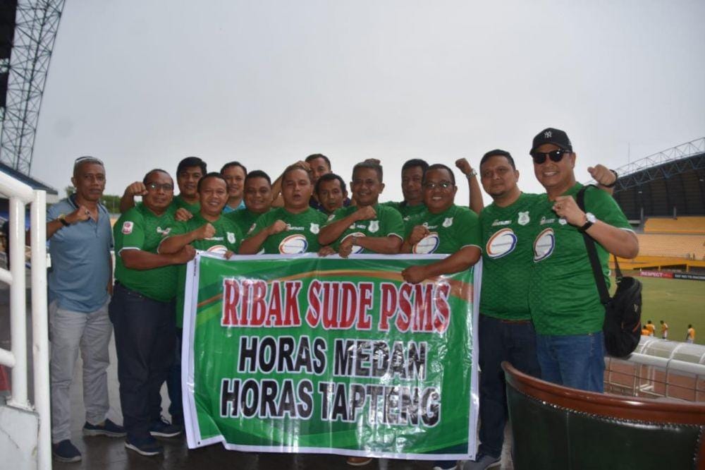 Bupati Tapteng Bakhtiar Ahmad Sibarani dan jajaran SKPD dukung laga PSMS di Palembang (Dok. IDN Times)