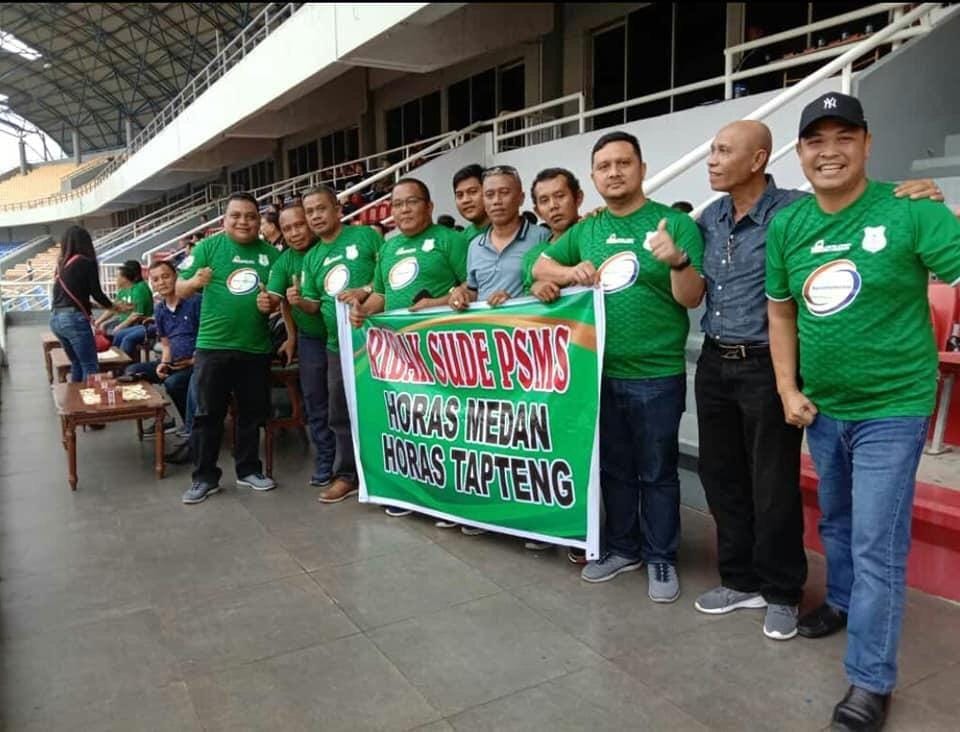 Bupati Tapteng Bakhtiar Ahmad Sibarani dan jajaran SKPD dukung laga PSMS di Palembang (Dok. IDN Times)