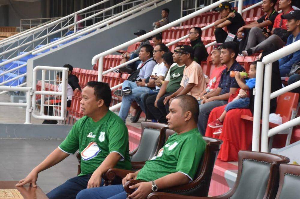 Bupati Tapteng Bakhtiar Ahmad Sibarani dan jajaran SKPD dukung laga PSMS di Palembang (Dok. IDN Times)