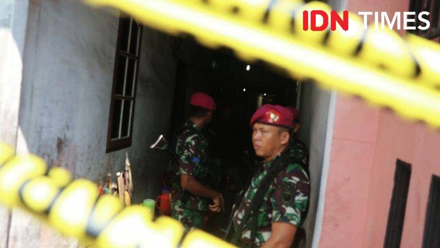Aparat TNI berjaga di rumah yang diduga menjadi tempat pengajian terduga pelaku pengeboman Polrestabes Medan (IDN Times/Prayugo Utomo)