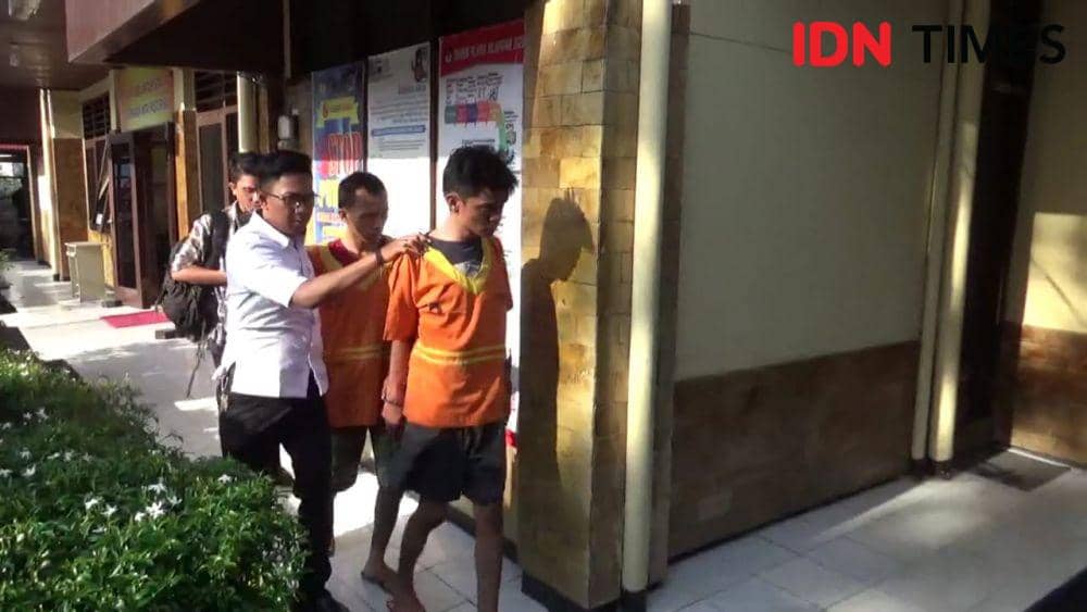 Tersangka penyekapan, Yusuf Syahroni (26) dan Adelian Tegris (21), ditahan di Mapolsek Balikpapan Selatan. IDN Times/Surya Aditya