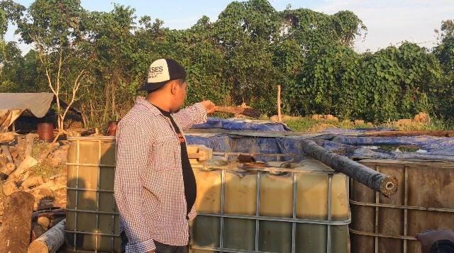 Penyulingan minyak ilegal di kawasan Bantuas, Palaran (Dok. Humas Polresta Samarinda)