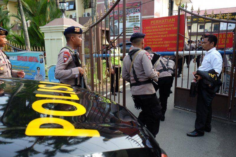 (Polisi berjaga usai terjadi ledakan bom bunuh diri di Medan) ANTARA FOTO/Irsan Mulyadi