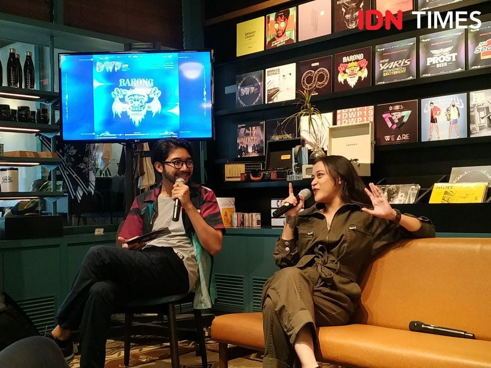 (ki-ka) Kevin Wiyarnanda sebagai MC dan Sarah Deshita selaku Brand Manager Ismaya Live dalam Press Conference DWP 2019 di Jakarta. 15 November 2019. IDN Times/Nadia Umara