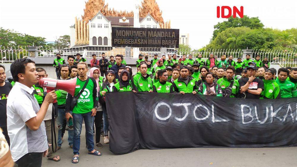 Ratusan ojol berunjuk rasa dan doa bersama di Monumen Mandala Makassar, Jumat (15/11) (IDN Times/Sahrul Ramadan)