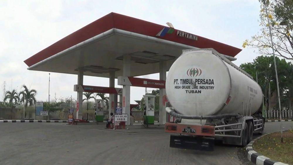 Pasokan BBM berkurang, SPBU di Kabupaten Tuban berhenti melayani pembelian. IDN Times/Imron