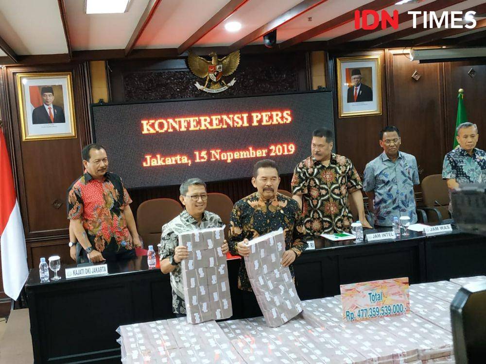 Jaksa Agung menunjukkan barang bukti uang korupsi Kokos (IDN Times/Axel Jo Harianja)
