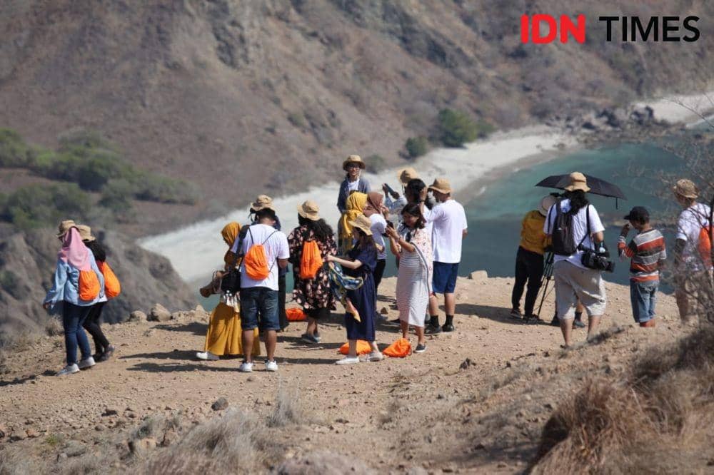 Wisatawan di Pulau Padar. IDN Times/Hana Adi Perdana