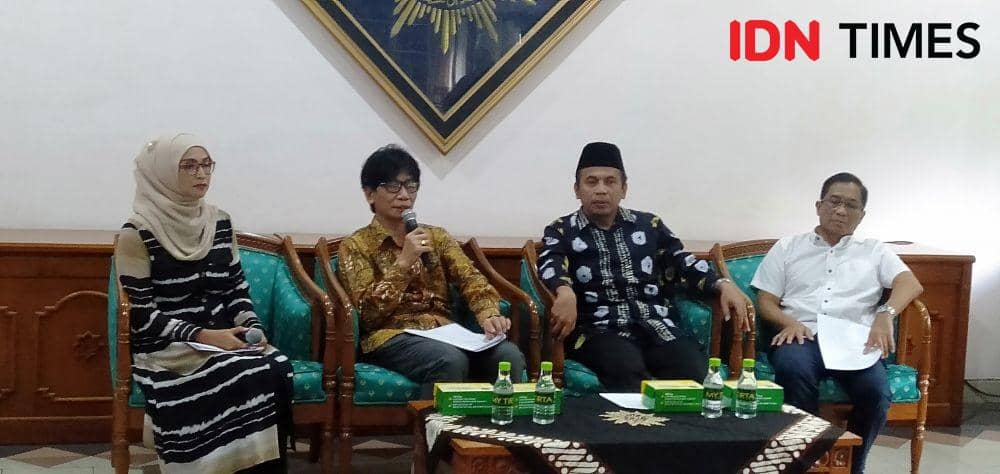 Rektor UMY Gunawan Budiyanto (pegang mic) dalam acara jumpa pers Milad Muhammadiyah 107 di Kampus UMY, Sabtu (16/11). IDN Times/Daruwaskita
