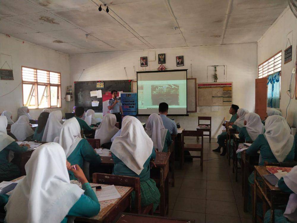 Petugas imigrasi memberi materi di sekolah (Dok.IDN Times/istimewa)