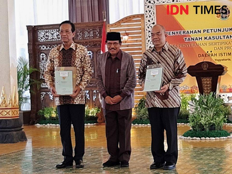 Menteri ATR Sofyan Djalil bersama Gubernur DIY Sri Sultan HBX dan Wagub DIY KGPAA Paku Alam X dalam acara Penyerahan Petunjuk Teknis Penatausahaan Tanah Kasultanan dan Kadipaten di Bangsal Kepatihan. IDNTimes/Holy Kartika
