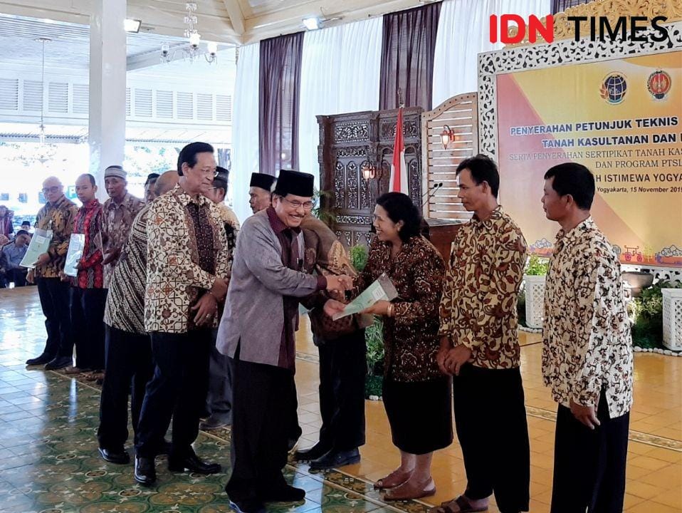 Menteri ATR Sofyan Djalil menyerahkan sertifikat tanah kepada perwakilan pemilik tanah di Bangsal Kepatihan. IDNTimes/Holy Kartika