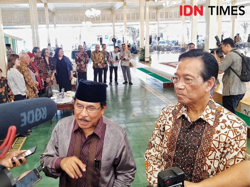 Menteri ATR Sofyan Djalil didampingi Gubernur DIY Sri Sultan HBX usai acara Penyerahan Petunjuk Teknis Penatausahaan Pertanahan di Bangsal Kepatihan. IDNTimes/Holy Kartika
