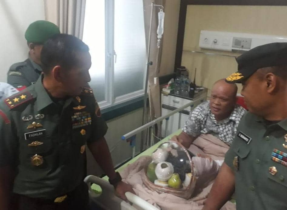 Pangdam I/BB Mayjend Mayjen TNI MS Fadhilah menjenguk korban ledakan bom di Medan (Dok. IDN Times)