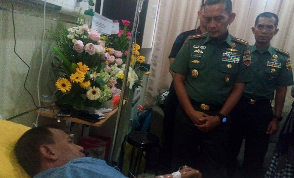 Pangdam I/BB Mayjend Mayjen TNI MS Fadhilah menjenguk korban ledakan bom di Medan (Dok. IDN Times)
