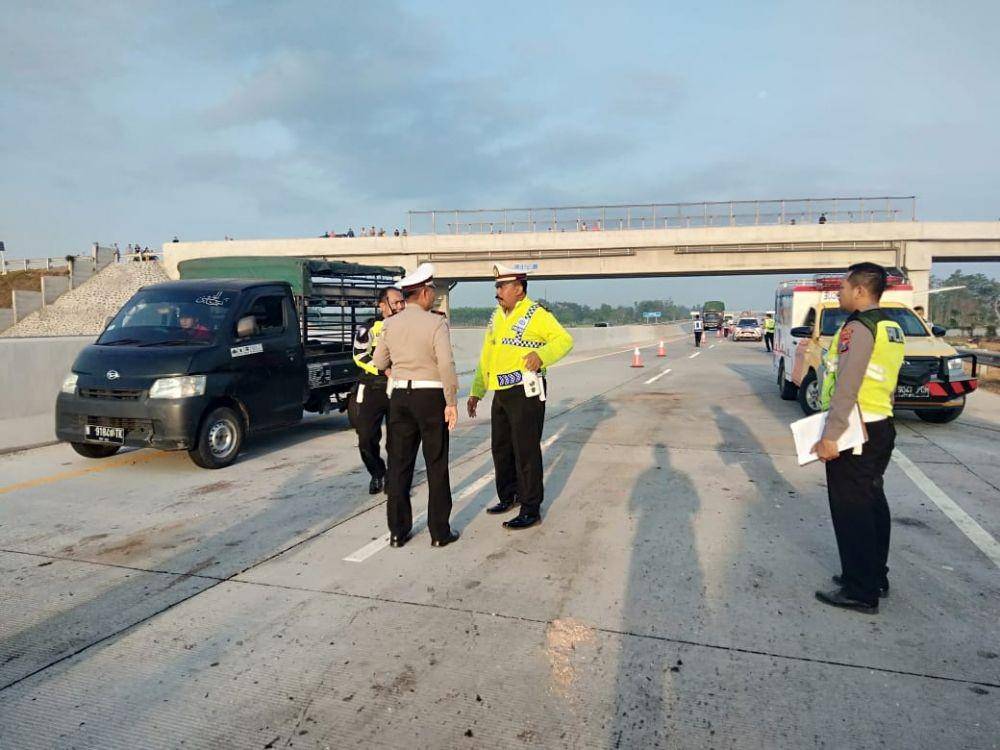 Polisi melakukan olah TKP kecelakaan bus Ladju dengan truk tronton di Tol Pasuruan-Probolinggo, Jumat (15/11). IDN Times/Dok. Sat PJR Polda Jatim