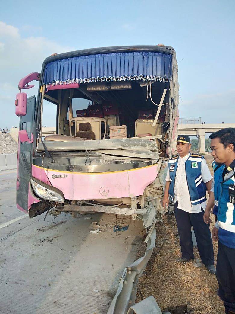 Kondisi bus Ladju yang mengalami kecelakaan di Tol Pasuruan-Probolinggo, Jumat (15/11). IDN Times/ Dok. PJR Polda Jatim