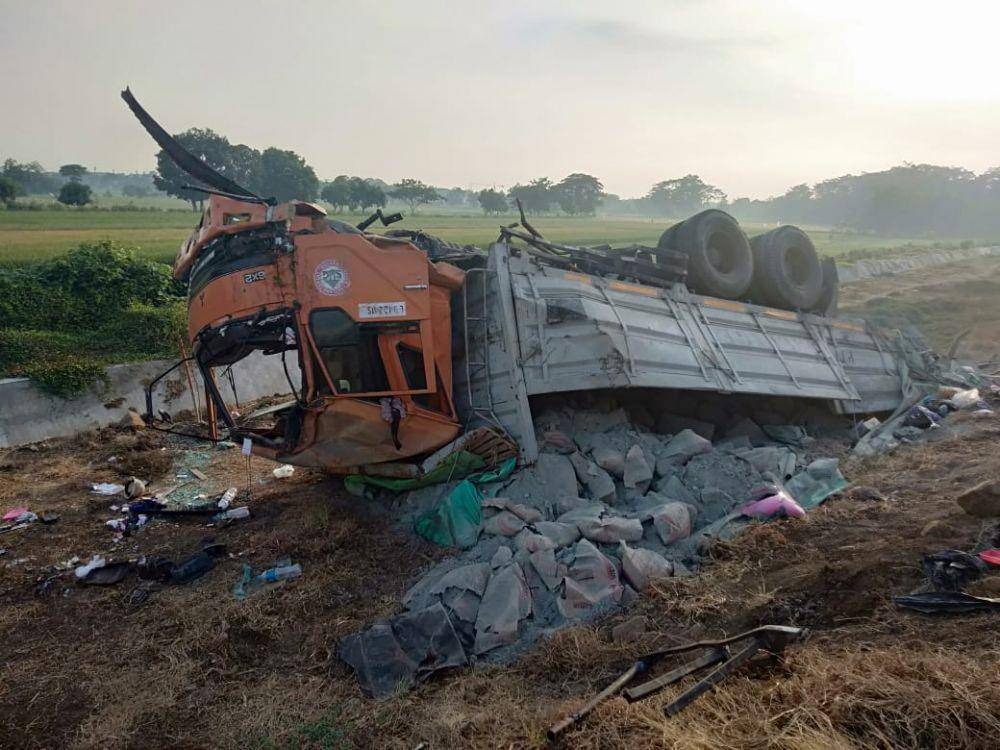 Kondisi truk yang terguling usai ditabrak bus Ladju dari arah belakang di Tol Pasuruan-Probolinggo, Jumat (15/11). IDN Times/ Dok. Sat PJR Polda Jatim