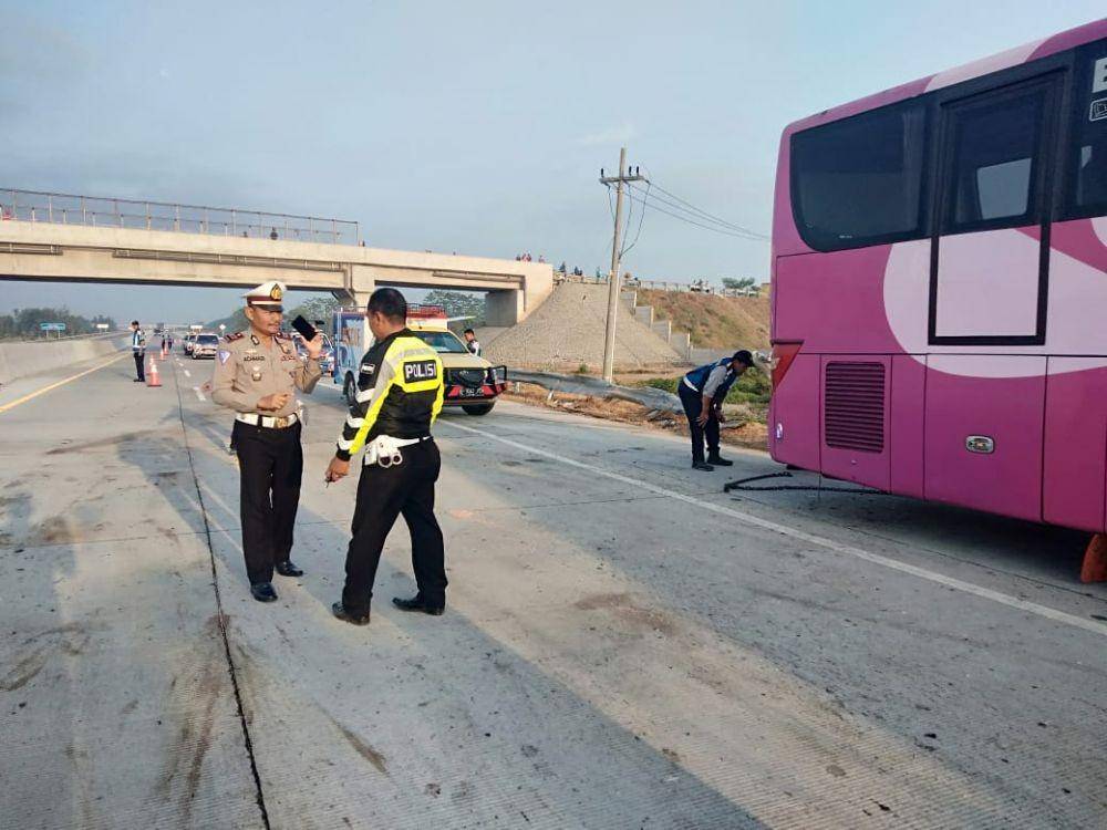 Polisi melakukan olah TKP kecelakaan bus Ladju dengan truk tronton di Tol Pasuruan-Probolinggo, Jumat (15/11). IDN Times/Dok. Sat PJR Polda Jatim