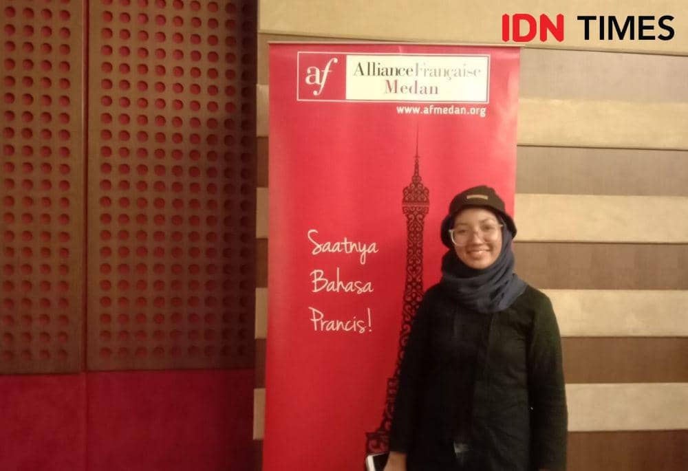 Rani Jambak menyaksikan Festival Film Prancis (IDN Times/Indah Permata Sari)