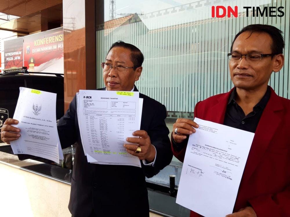 Kuasa hukum PT BJL Totok Dwi (kiri) dan Direktur PT BJL Nur Fauzi (kanan) ketika ditemui di Mapolda Jatim, Jumat (15/11). IDN Times/Fitria Madia