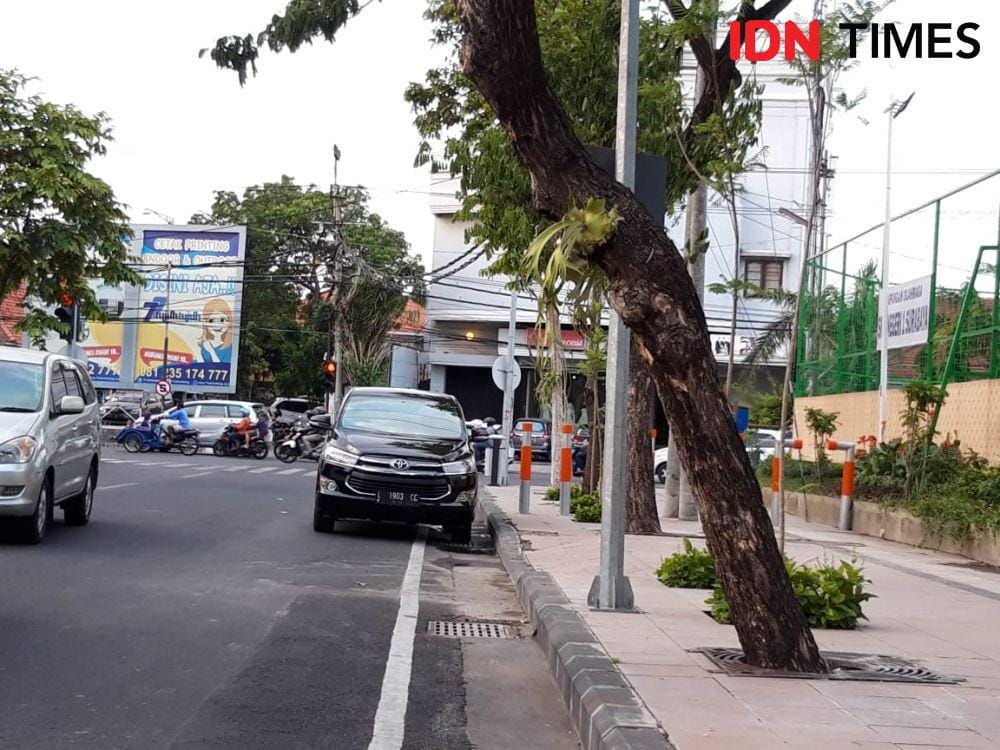 Kendaraan yang masih parkir tepi trotoar di Jalan Wijaya Kusuma, Jumat (15/11). IDN Times/Fitria Madia