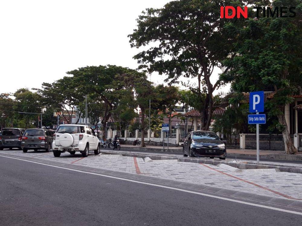 Kondisi parkir tengah jalan di Jalan Wijaya Kusuma, Jumat (15/11). IDN Times/Fitria Madia