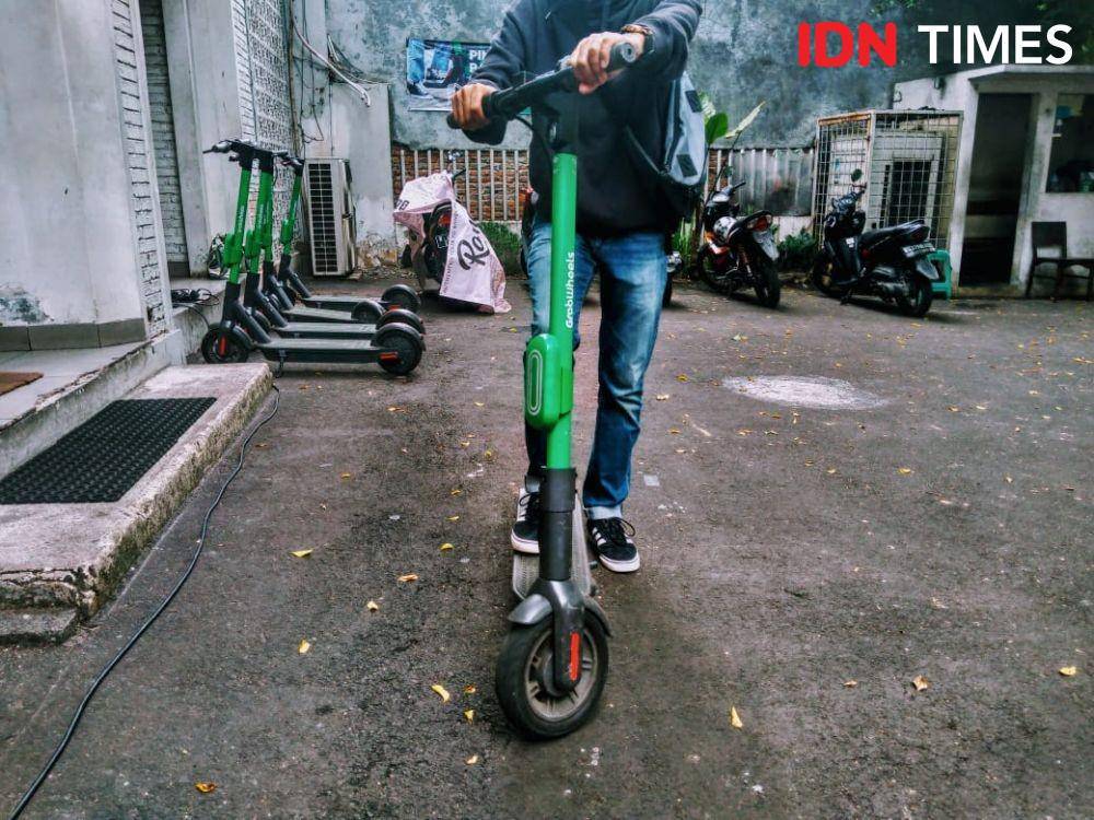 Pengguna skuter listrik mencoba GrabWheels di Kebayoran Baru, Kamis (14/11). IDN Times/Lia Hutasoit