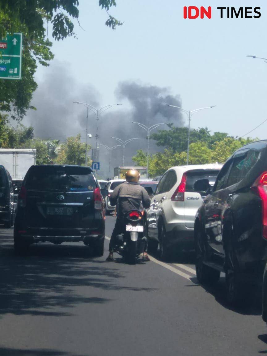 Kebakaran Pasar Beras Surabaya terlihat dari Jalan A. Yani. IDN Times/Dida Tenola