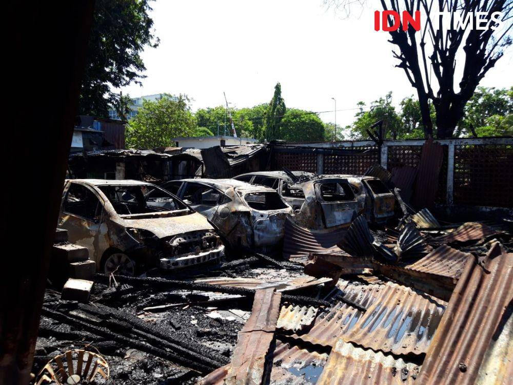 Beberapa mobil terbakar di pasar beras Bendul Merisi, Surabaya Sabtu, (16/11). IDN Times/Fitria Madia