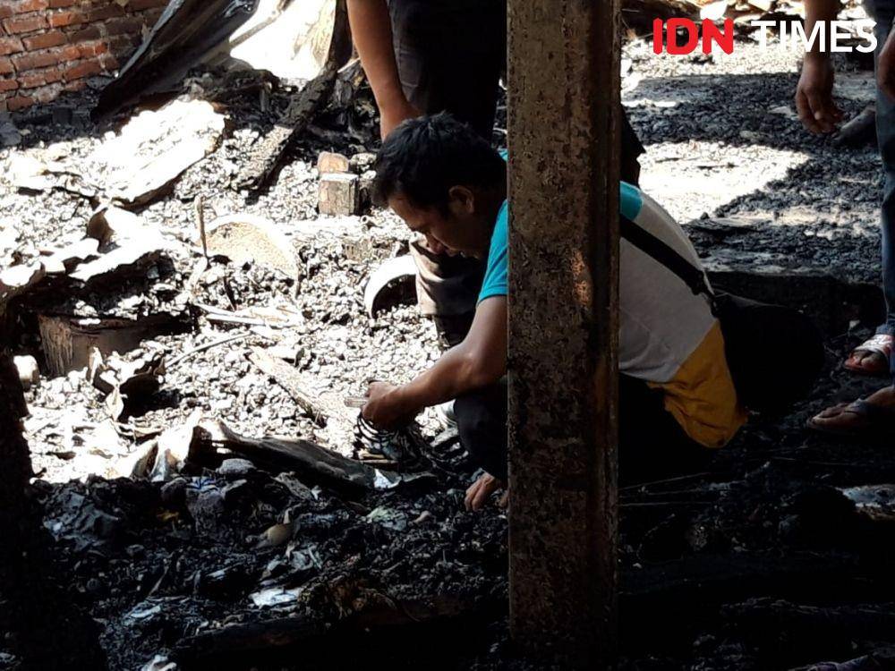 Saiful tampak mengais sisa kebakaran di Pasar Beras, Bendul Merisi Surabaya, Sabtu (16/11). IDN Times/Fitria Madia.