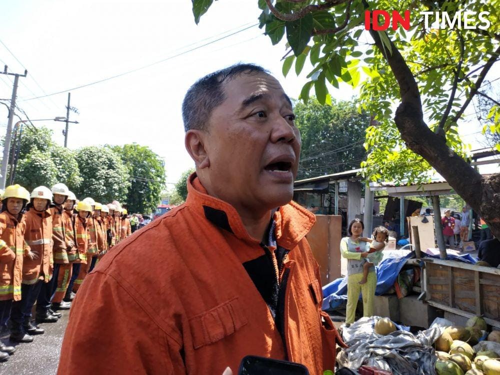 Kepala Dinas Pemadam Kebakaran Surabaya Dedik Irianto saat ditemui di lokasi kebakaran Pasar Beras Bendul Merisi, Sabtu (16/11). IDN Times/Fitria Madia