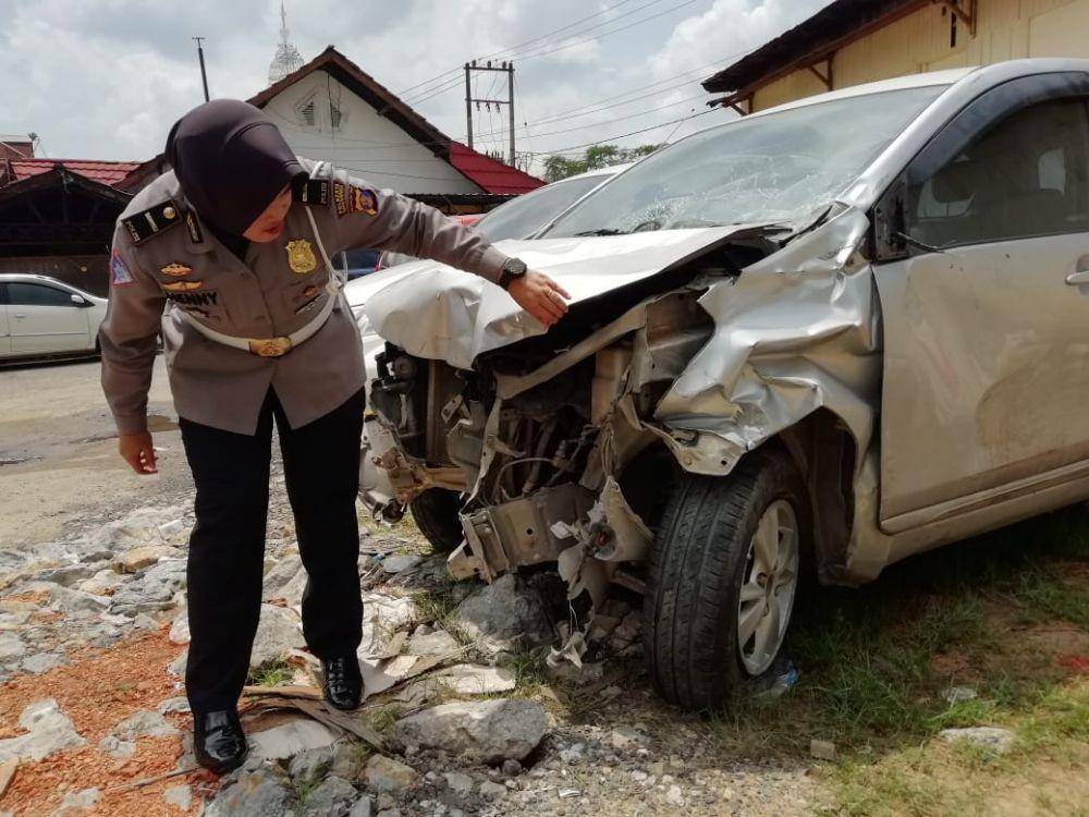 Kanit Lakalantas Polresta Samarinda, Ipda Henny saat menunjukkan mobil yang digunakan FK menyeruduk pasutri (Dok. Unit Lakalantas Polresta Samarinda)
