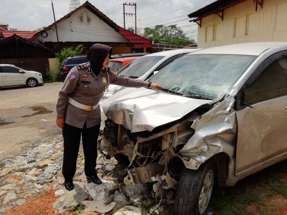 Mobil yang dikendarai oleh FK rusak berat setelah menyeruduk pasutri di Jalan Lambung Mangkurat, Samarinda (Dok. Unit Lakalantas Polresta Samarinda)