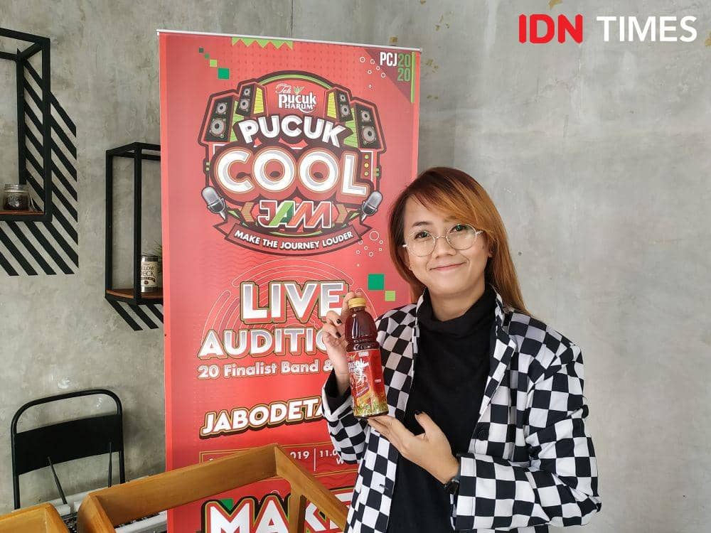Morine Erine selaku juri kategori ekstrakurikuler dalam acara audisi live performance Road to Pucuk Cool Jam 2020 di Jakarta. 16 November 2019. IDN Times/Nadia Umara