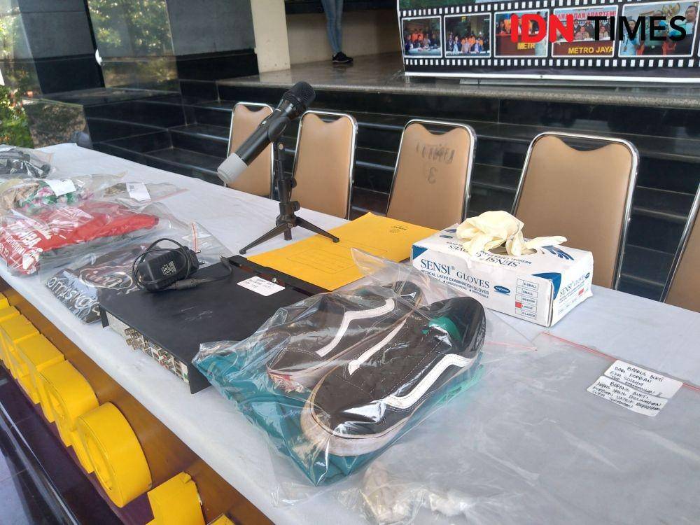 Barang bukti pelaku penyiraman air keras di Jakarta Barat, Sabtu (16/11). IDN Times/Lia Hutasoit