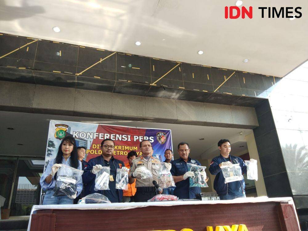 Barang-barang yang diamankan kepolisian dari pelaku penyiraman air keras, Sabtu (16/11). IDN Times/Lia Hutasoit