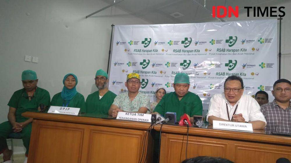 Para dokter menggelar konferensi pers usai operasi pemisahan bayi kembar siam Ardi dan Ardan di Rumah Sakit Anak dan Bunda (RSAB) Harapan Kita, Sabtu (16/11) petang.