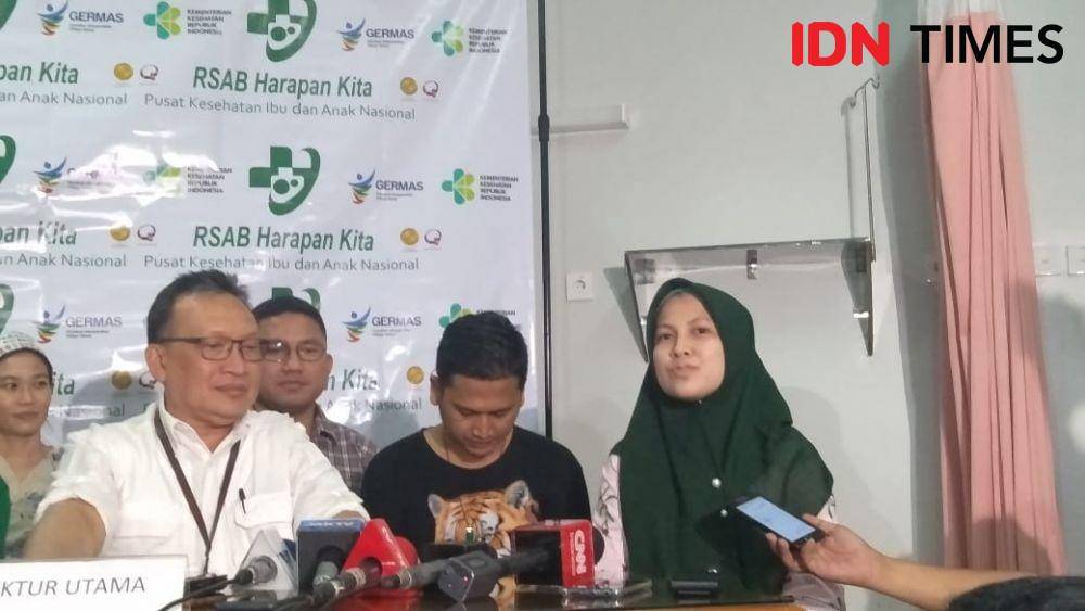 Orangtua bayi kembar siam Ardi dan Ardan menggelar konferensi pers di Rumah Sakit Anak dan Bunda (RSAB) Harapan Kita, Sabtu (16/11) petang.