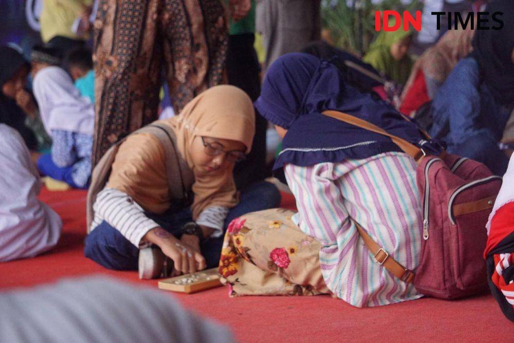 Anak-anak ikuti lomba Dakon Bupati Bantul Cup 2019 di komplek Pyramid Cafe, Sabtu (16/11). IDN Times/Daruwaskita