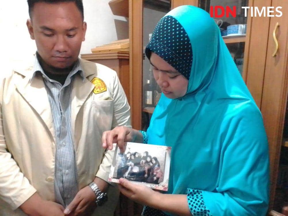 Suti menunjukkan foto Niswatul Umma, anaknya yang jadi korban lakalantas di Bintaro. IDN Times/Muhamad Iqbal