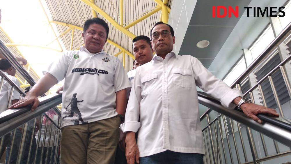 Gubernur Sumsel, Herman Deru bersama Menteri Perhubungan, Budi Karya Sumadi saat meninjau LRT Palembang (IDN Times/Rangga Erfizal)