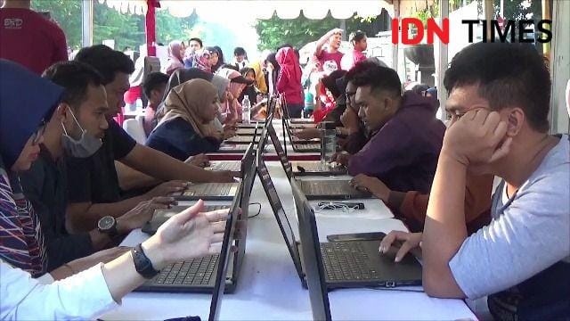 Simulasi CAT di kawasan car free day Jalan Sudirman Makassar, Minggu (17/11). IDN Times/Aan Pranata