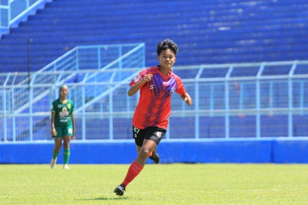 Anisya Widyawati merayakan gol yang dicetaknya ke gawang Persebaya. IDN Times/ Alfi Ramadana